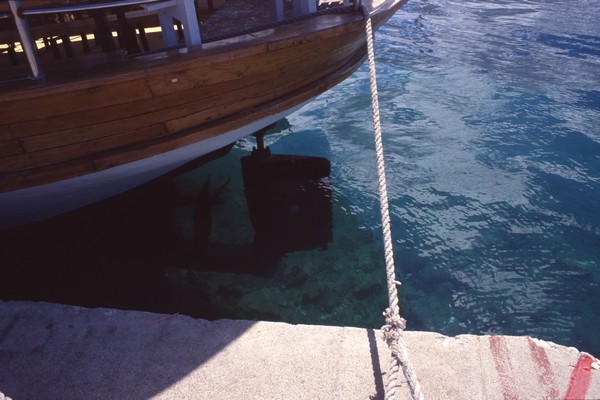 Een scheepsschroef is zichtbaar in zee.