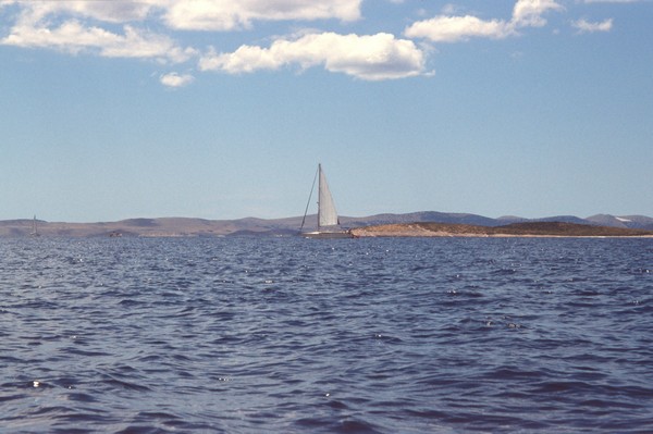 Een zeilboot bij de Kornati eilanden.