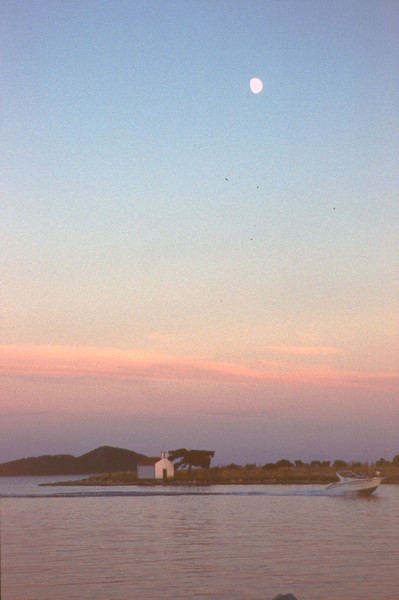 Een eilandje voor de kust bij Pakostane.