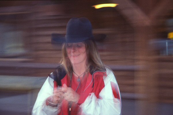 Isabelle buiten de Black Horse Saloon.