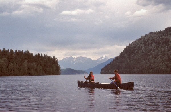 Marije en Astrid op Clearwater Lake.
