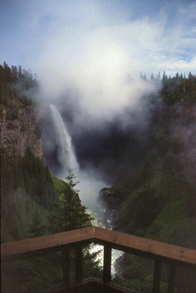 Een indrukwekkende vrijvallende waterval.