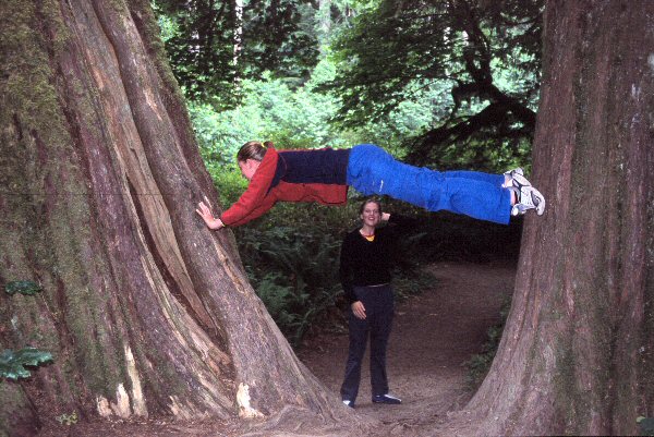Astrid toont haar kunsten in Cathedral Grove.