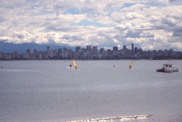 Windsurfers voor de Vancouver skyline.