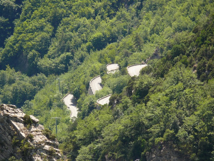 Bochten in de weg naar Col de Turini.