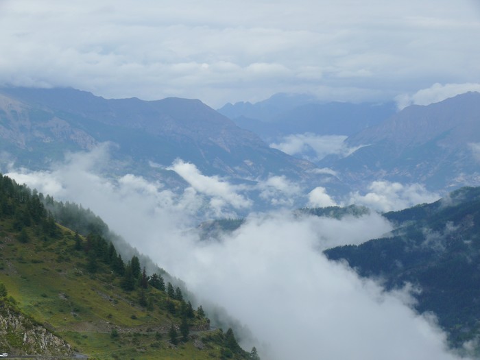 Wolken in het dal naar Barcelonnette