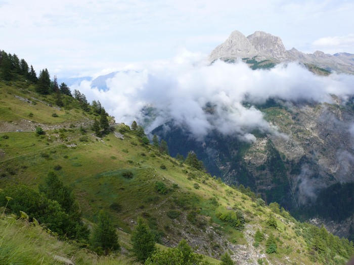 Wolken in het dal naar Barcelonnette