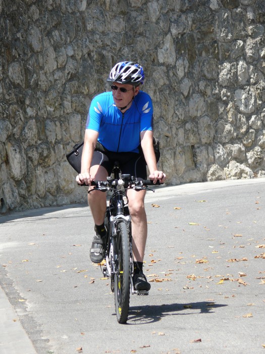 Frank komt aan op zijn fiets.