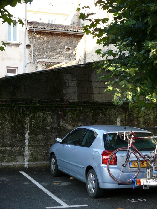 De auto op een binnenplaats in Valence.