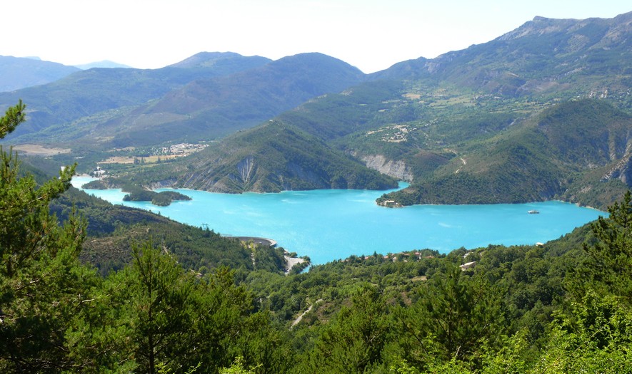 Het helblauwe Lac de Castillon.