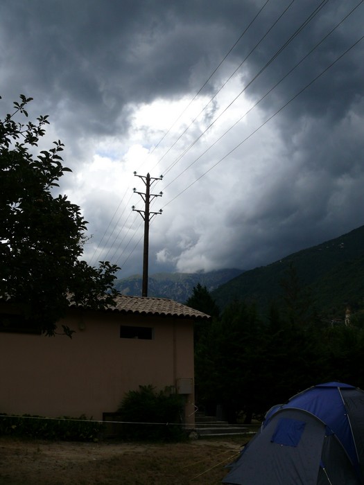 Donkere wolken pakken zich samen boven Roquebilli&egrave;re.