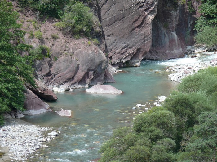 Een lichtblauwe rivier onderweg.