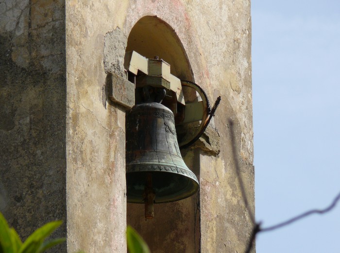 Een beltoren in een dorpje.