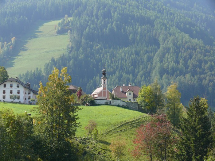 Een klein dorpje onderweg naar Kronplatz.