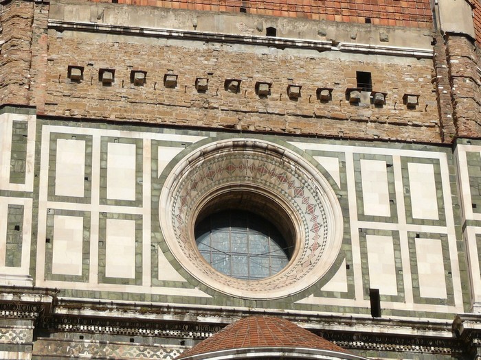Een van de grote ramen van de duomo.