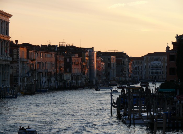Grand Canal bij avondlicht.