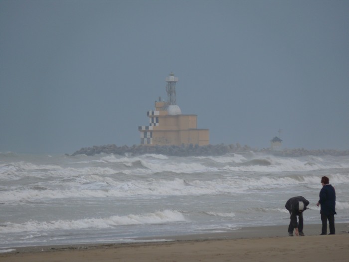 Een vuurtoren voor de kust bij Punto di Sabbioni.