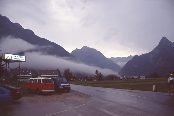 Voor het restaurant in Bovec.