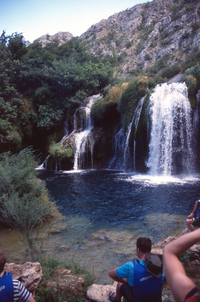 Een prachtige waterval vlak bij de ruststop.